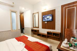 Postel nebo postele na pokoji v ubytování Hotel Taksh inn, Near Karol Bagh, Metro Station