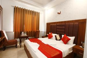 Postel nebo postele na pokoji v ubytování Hotel Taksh inn, Near Karol Bagh, Metro Station