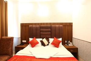 Postel nebo postele na pokoji v ubytování Hotel Taksh inn, Near Karol Bagh, Metro Station