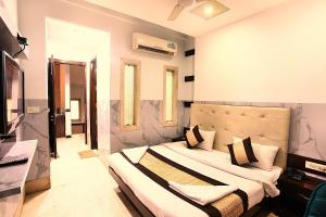 Postel nebo postele na pokoji v ubytování Hotel Taksh inn, Near Karol Bagh, Metro Station