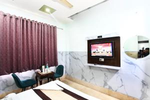 TV a/nebo společenská místnost v ubytování Hotel Taksh inn, Near Karol Bagh, Metro Station