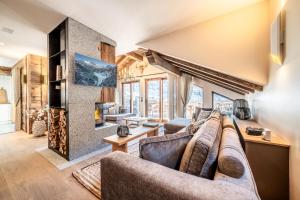 TV a/nebo společenská místnost v ubytování Chalet Vallon, Méribel - by EMERALD STAY