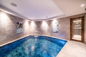 Bazén v ubytování Chalet Vallon, Méribel - by EMERALD STAY nebo v jeho okolí