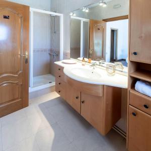 Et badeværelse på Elis house Piscina Privada Villa Mediterránea