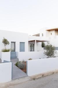 a white house with a white fence at Antiparos Aesthesis Home in Andiparos