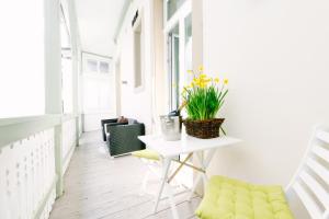 ein Zimmer mit einem Tisch und einem Stuhl mit Blumen darauf in der Unterkunft Deluxe Apartments LWP7 in Baden-Baden