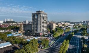 广州Mehood Lestie International Hotel Panyu Flagship Branch - Free Shuttle Bus to Canton Fair Complex During Canton Fair Period & Free Breakfast & Free Afternoon Tea & Free Midnight Snack的城市空中景观,高楼