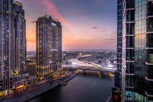Foto dalla galleria di Luxury 3BD study in Missoni with private elevator a Dubai