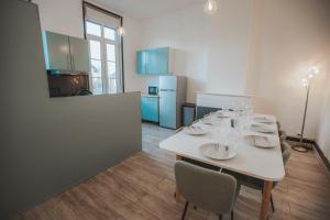 O bucătărie sau chicinetă la Grand appartement en centre ville +26 fotografii