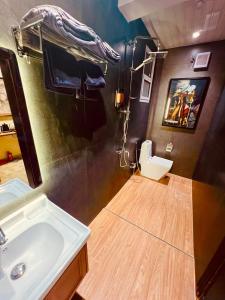 a bathroom with a sink and a toilet and a mirror at غرفة طابق علوي بدون مصعد in Riyadh
