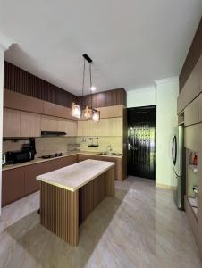 Η κουζίνα ή μικρή κουζίνα στο Villa Sakinah, Sentul City