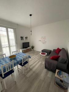 a living room with a couch and a table at La Casa di Mimmi in Mantova