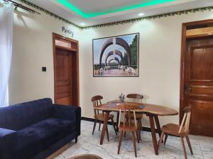 Posezení v ubytování EQUATOR SUITES -KAMPALA -Ivory Mall -Bunga Gaba Road