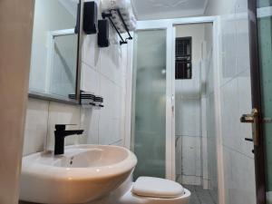 Koupelna v ubytování EQUATOR SUITES -KAMPALA -Ivory Mall -Bunga Gaba Road