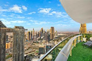 una vista de una ciudad desde lo alto de un edificio en Luxury 2BR with Skyline and Sea Views, Near Burj Khalifa & Dubai Mall, en Dubái