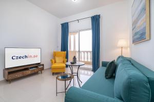 Posezení v ubytování Relax in Spacious 2BD with Sea View in Al Hamra