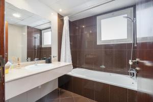 Kép Relax in Spacious 2BD with Sea View in Al Hamra szállásáról Rász el-Haimában a galériában