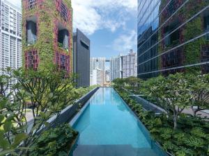 新加坡Sofitel Singapore City Centre的一座位于城市中心,拥有高楼建筑的游泳池