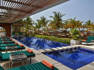 Bazén v ubytování Movenpick Resort Lamantin Saly nebo v jeho okolí