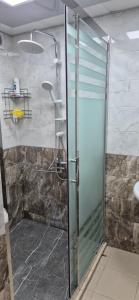 eine Dusche mit Glastür im Badezimmer in der Unterkunft City center Apartment 14 in Baku