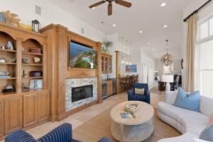 een woonkamer met een bank en een open haard bij Sea-Esta - 1136 Postell in East End