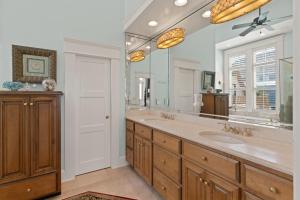 een badkamer met twee wastafels en een grote spiegel bij Sea-Esta - 1136 Postell in East End +29 foto's