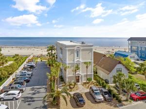 Een luchtfoto van een gebouw met een parkeerplaats en het strand. bij Sea-Esta - 1136 Postell in East End