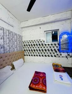 Postel nebo postele na pokoji v ubytování RR Guest House