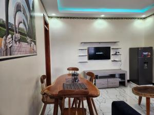 TV a/nebo společenská místnost v ubytování EQUATOR SUITES -KAMPALA -Ivory Mall -Bunga Gaba Road