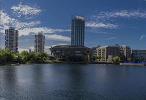Θέα στο ποτάμι κοντά σε αυτό το διαμέρισμα