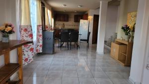 ペリト・モレノにあるAlojamiento Timoteaのテーブルと椅子のあるキッチンとダイニングルーム