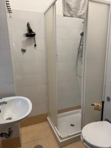 Koupelna v ubytování Silton's Rooms