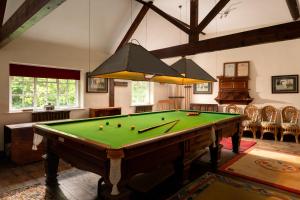 ein Wohnzimmer mit Billardtisch und Kronleuchter in der Unterkunft Webbington Farm Cottages in Loxton
