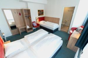 Rúm í herbergi á Prinsen Hotel