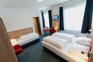 Rúm í herbergi á Prinsen Hotel
