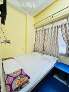 Postel nebo postele na pokoji v ubytování RR Guest House