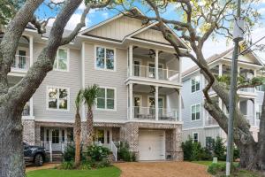 ein großes Haus mit Bäumen davor in der Unterkunft Astin Cottage - 4221 Seventh Street in Saint Simons