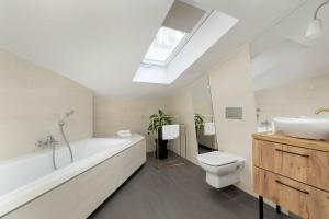 Kúpeľňa v ubytovaní Stylish Apartment in the Heart of Kazimierz in Kraków by Noclegi Renters
