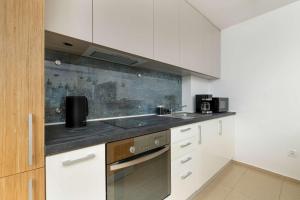 Kuchyňa alebo kuchynka v ubytovaní Stylish Apartment in the Heart of Kazimierz in Kraków by Noclegi Renters