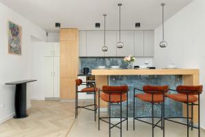 Kuchyňa alebo kuchynka v ubytovaní Stylish Apartment in the Heart of Kazimierz in Kraków by Noclegi Renters