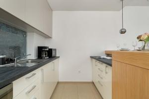 Kuchyňa alebo kuchynka v ubytovaní Stylish Apartment in the Heart of Kazimierz in Kraków by Noclegi Renters