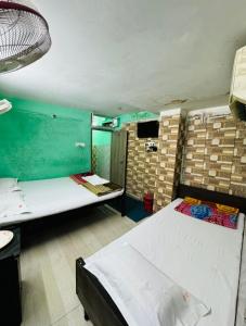Postel nebo postele na pokoji v ubytování RR Guest House