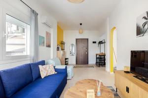 a living room with a blue couch and a table at Serenity Apartment in Perea