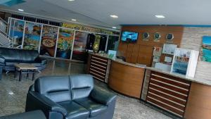 a waiting room with a chair and a counter at SERRA AZUL PLAZA HOTEL in Barra do Garças