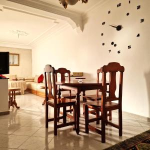 Ruang duduk di Appartement PROPRE au centre de Tanger
