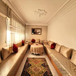 Ruang duduk di Appartement PROPRE au centre de Tanger