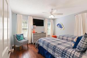 Postel nebo postele na pokoji v ubytování Blue Star Bungalow - 4310 Fourteenth Street + 21 fotografií