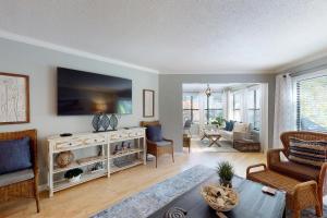 Μια τηλεόραση ή/και κέντρο ψυχαγωγίας στο Harbour Oaks, Unit 211