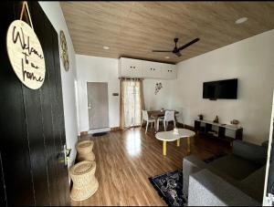 una sala de estar con un sofá y una mesa en Paddyfield Homes, en Dibrugarh