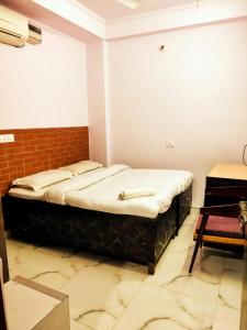 Postel nebo postele na pokoji v ubytování Hotel Cosy Rooms, Near US Embassy Chanakyapuri, New Delhi - Budget Friendly + 16 fotografií